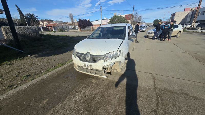 Choque entre dos Renault Logan dejó daños materiales y no hubo heridos