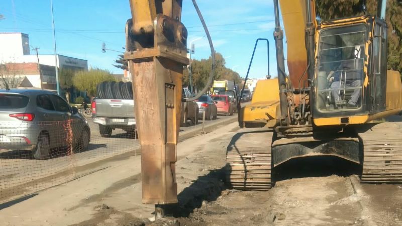 Comodoro: continúan los trabajos de reparación de baches sobre la avenida Yrigoyen