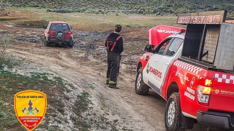 Puerto Deseado: Bomberos rescataron una Ford EcoSport atrapada en el barro