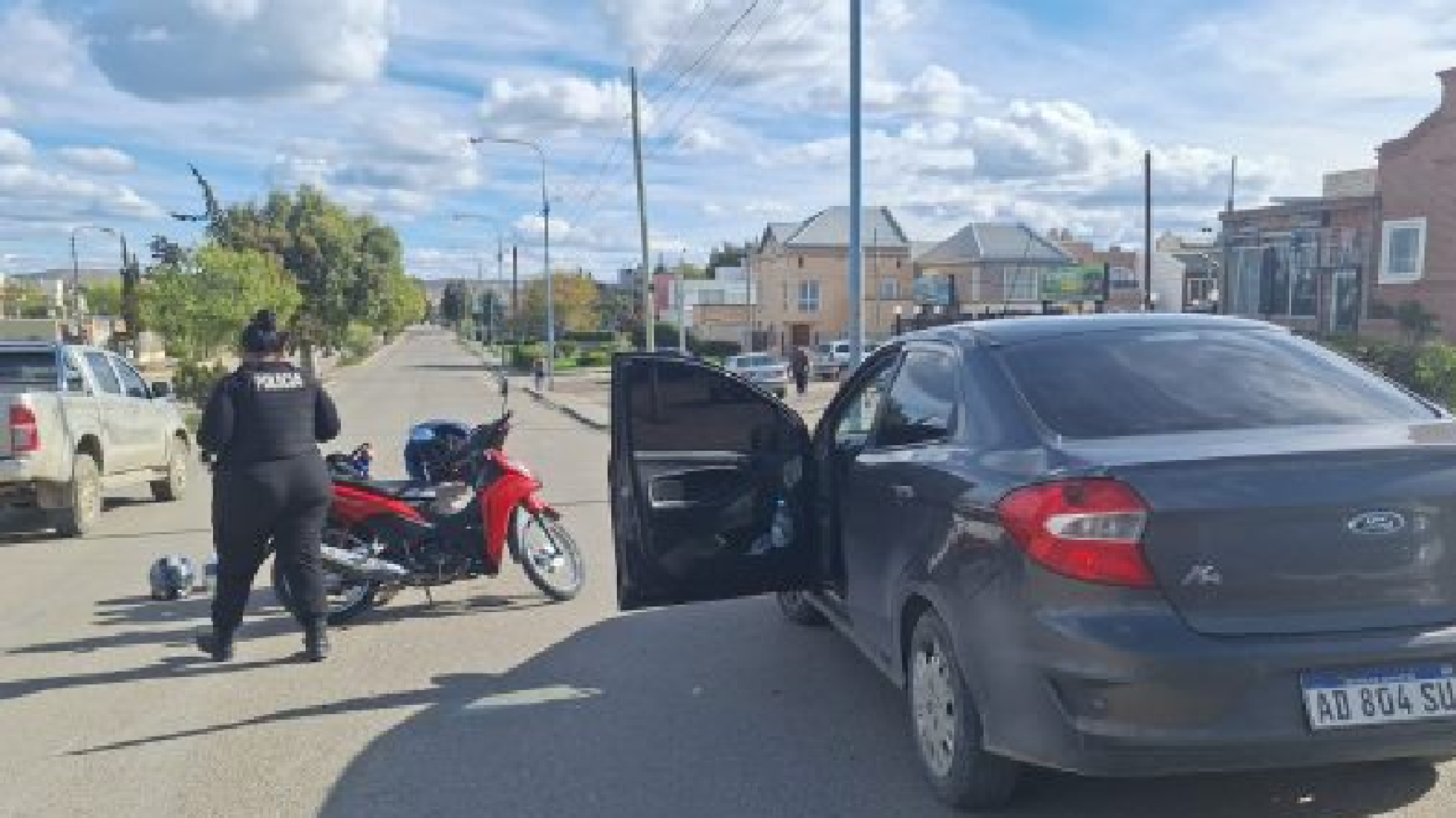 Fuerte choque entre un auto y una moto en Comodoro: el conductor del vehículo no tenía registro