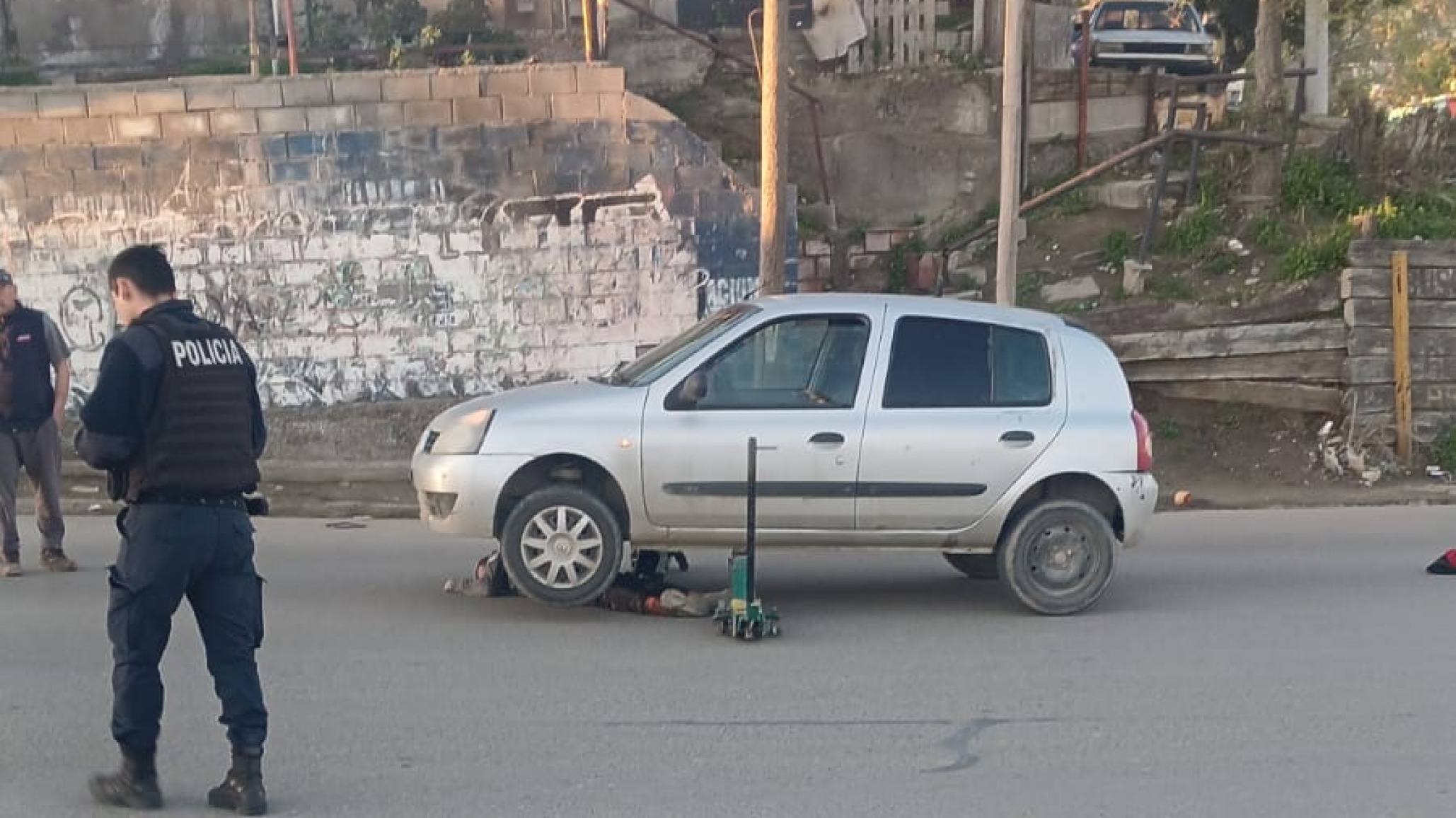 Av. Rivadavia: fue atropellado y quedó atrapado debajo de un automóvil