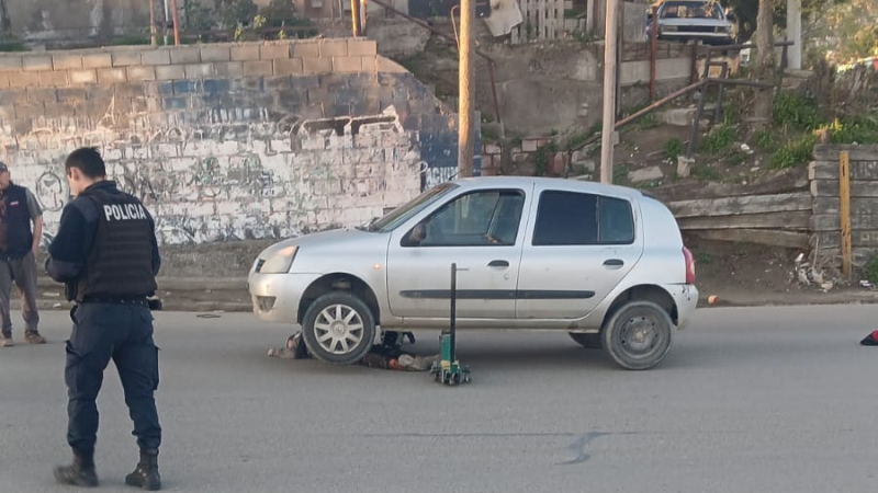 Av. Rivadavia: fue atropellado y quedó atrapado debajo de un automóvil