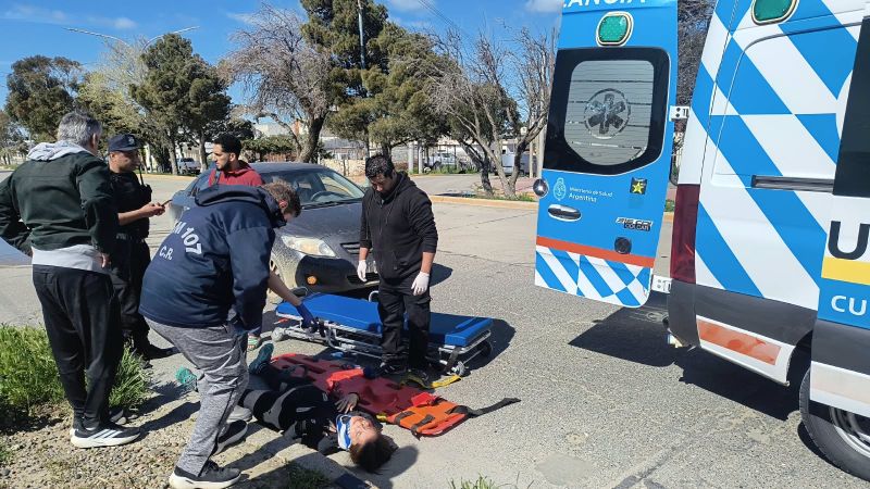 Una ciclista cayó por el pavimento húmedo en Comodoro y terminó con heridas en el rostro