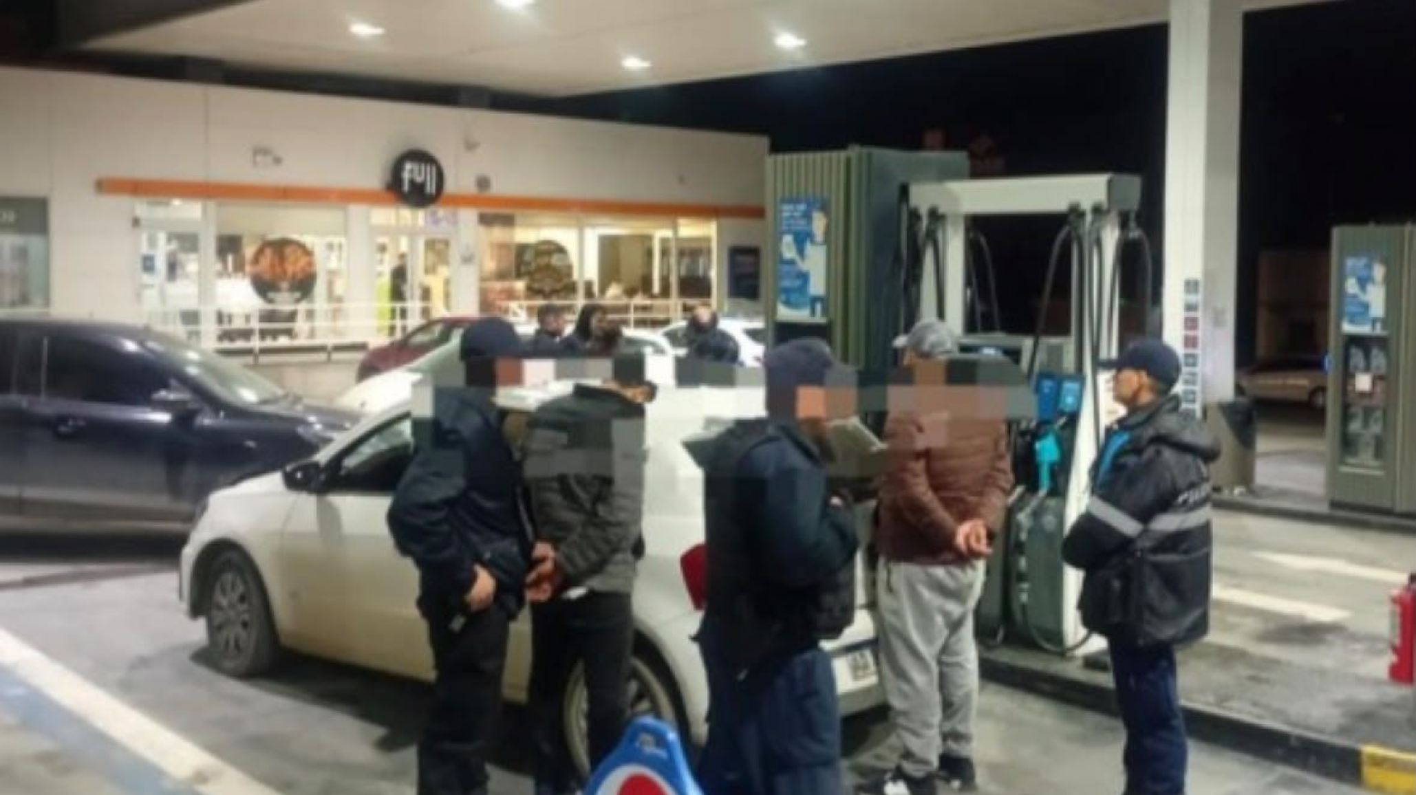 Lo encontraron en una estación de servicio del centro y descubrieron que tenía pedido de captura