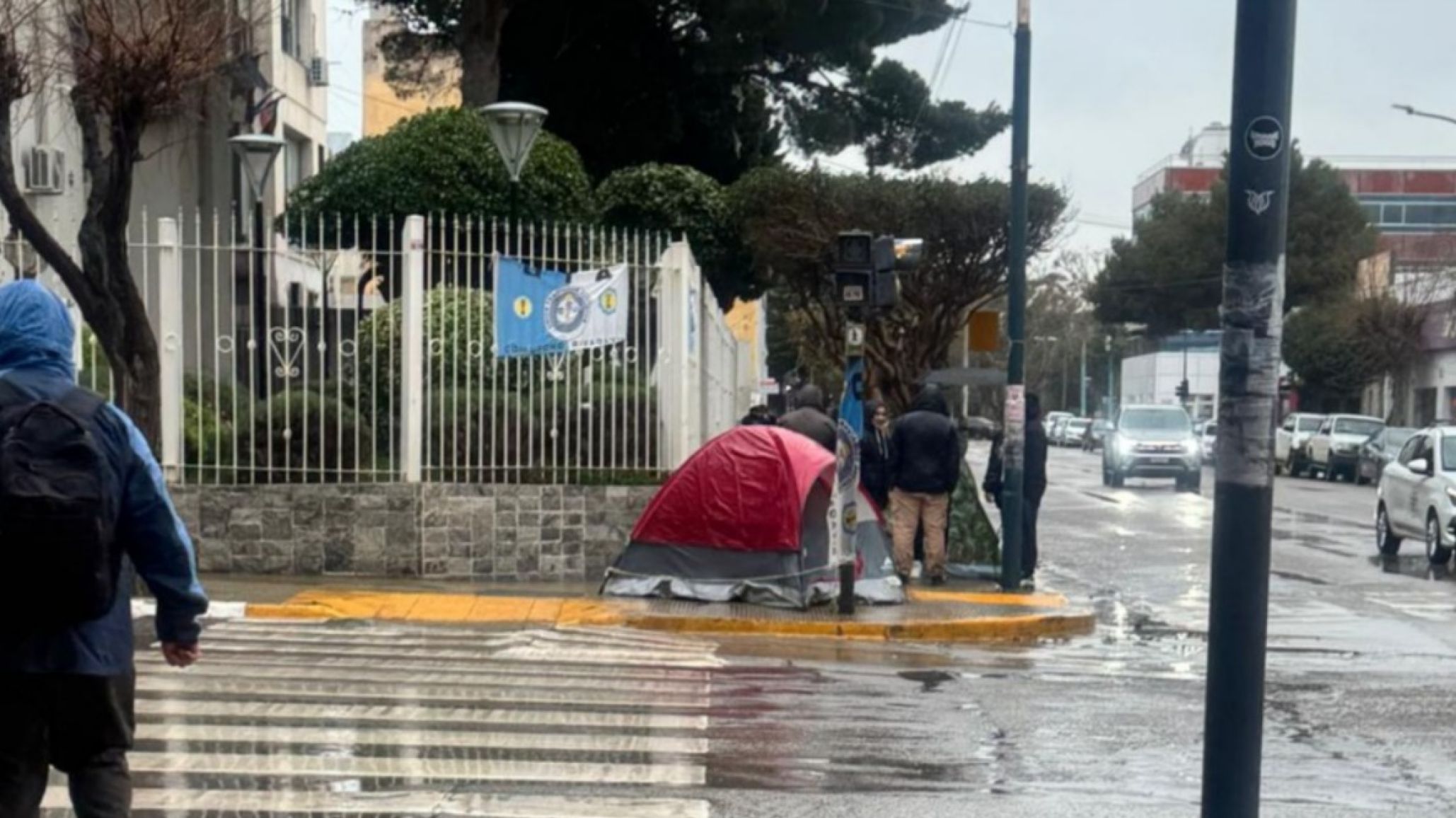 Comodoro: exchoferes de Patagonia acampan frente al Municipio bajo la lluvia