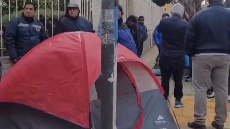 Comodoro: en plena lluvia, ex choferes de Patagonia acampan afuera del Municipio