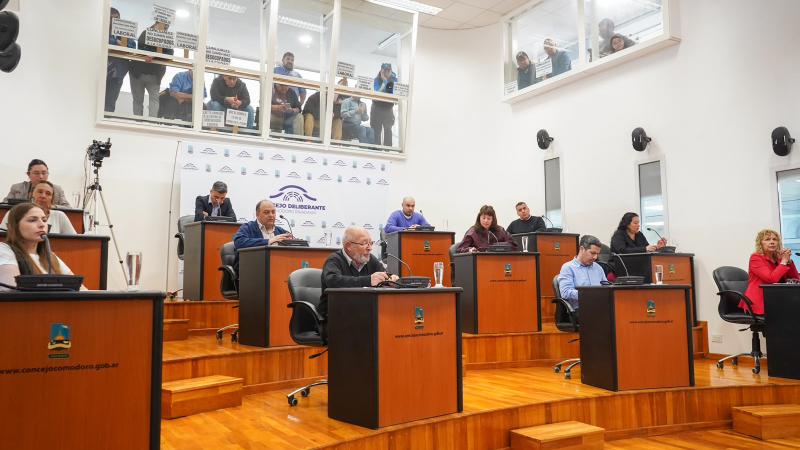 Ruido político: Entre anuncios, invitados insólitos y sesiones poco consensuadas