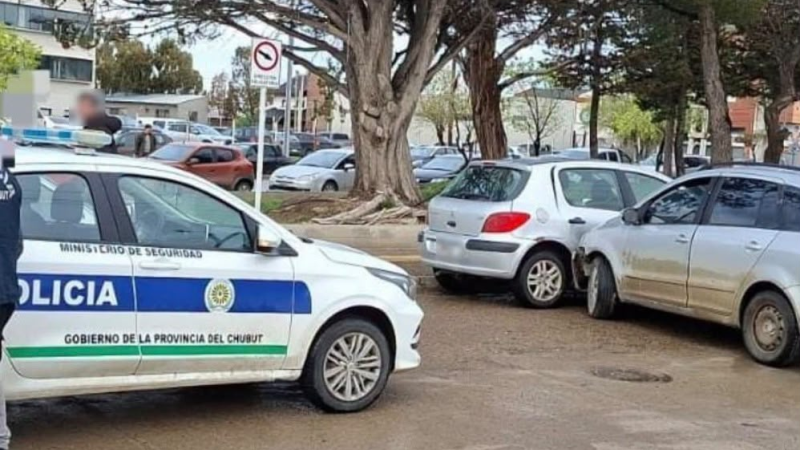 Los sorprendieron robando una rueda de auxilio, escaparon y chocaron contra un vehículo estacionado
