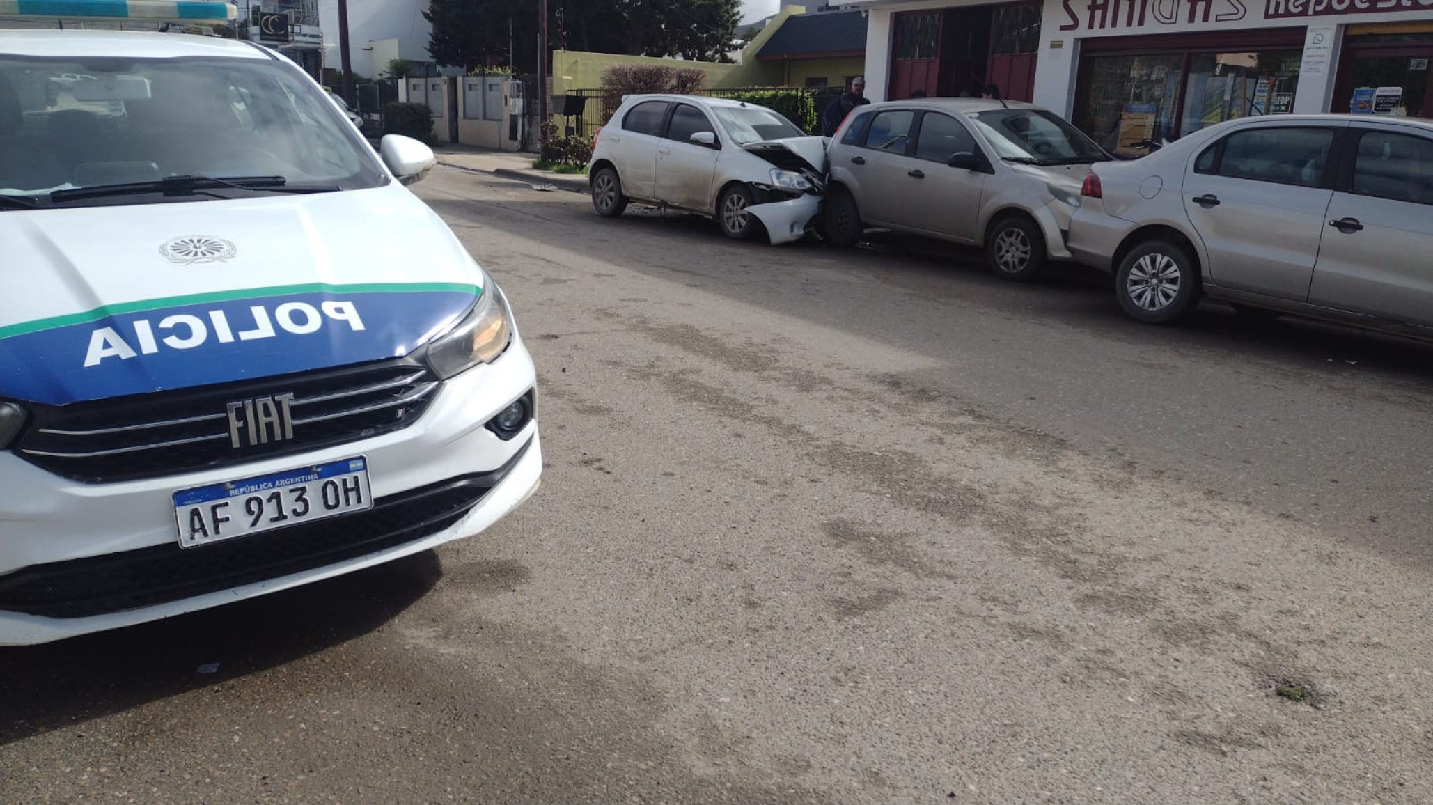 Chocó contra tres vehículos estacionados y terminó hospitalizado en Comodoro