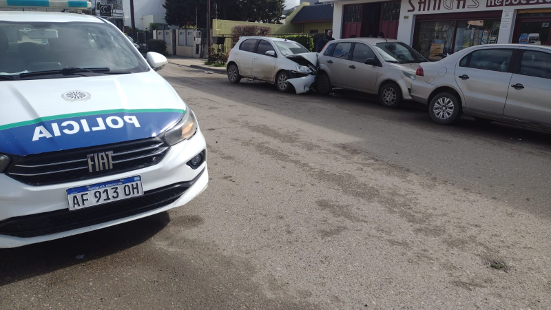 Chocó contra tres vehículos estacionados y terminó hospitalizado en Comodoro