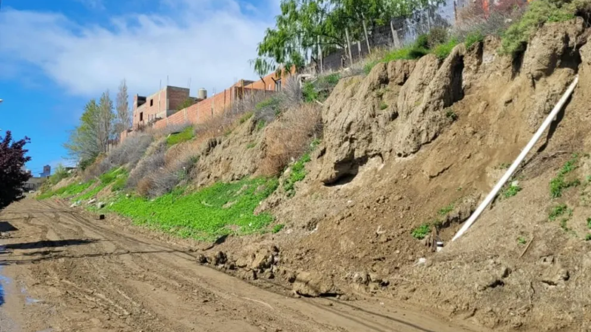 Preocupaci髇 en Cerro Solo: vecinos alertan por el desmoronamiento de un cerro junto a sus viviendas