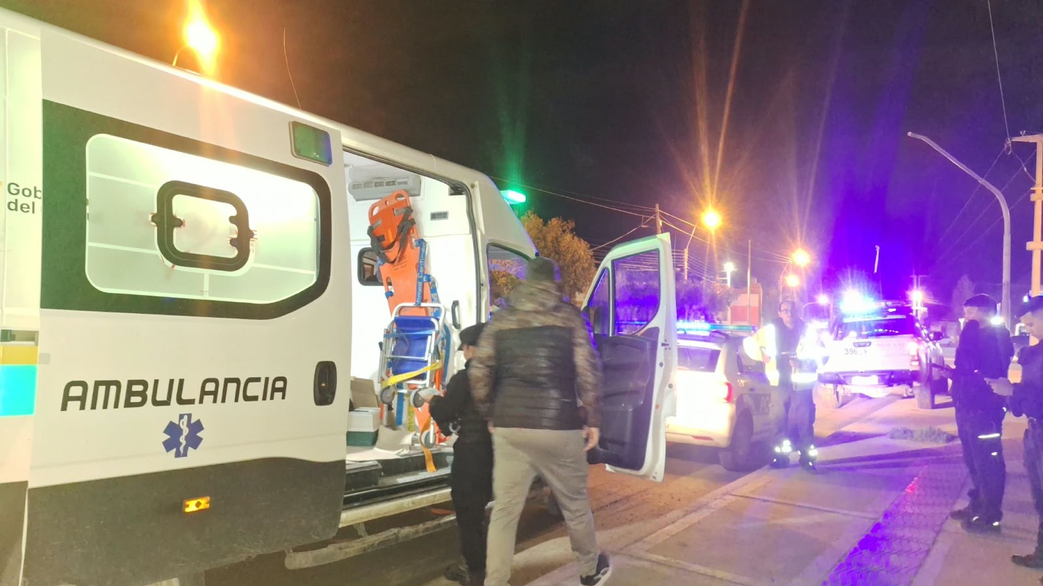 Choque entre una moto y un auto en Comodoro: un motociclista fue trasladado al Hospital Alvear