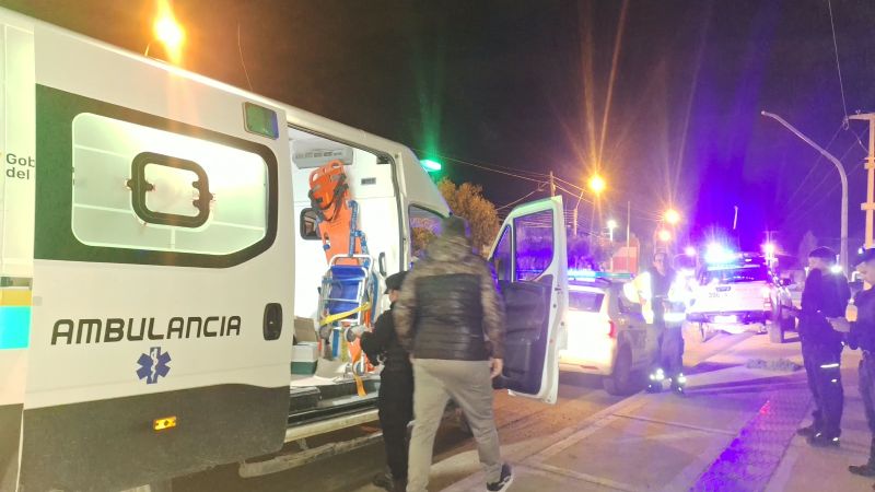 Choque entre una moto y un auto en Comodoro: un motociclista fue trasladado al Hospital Alvear