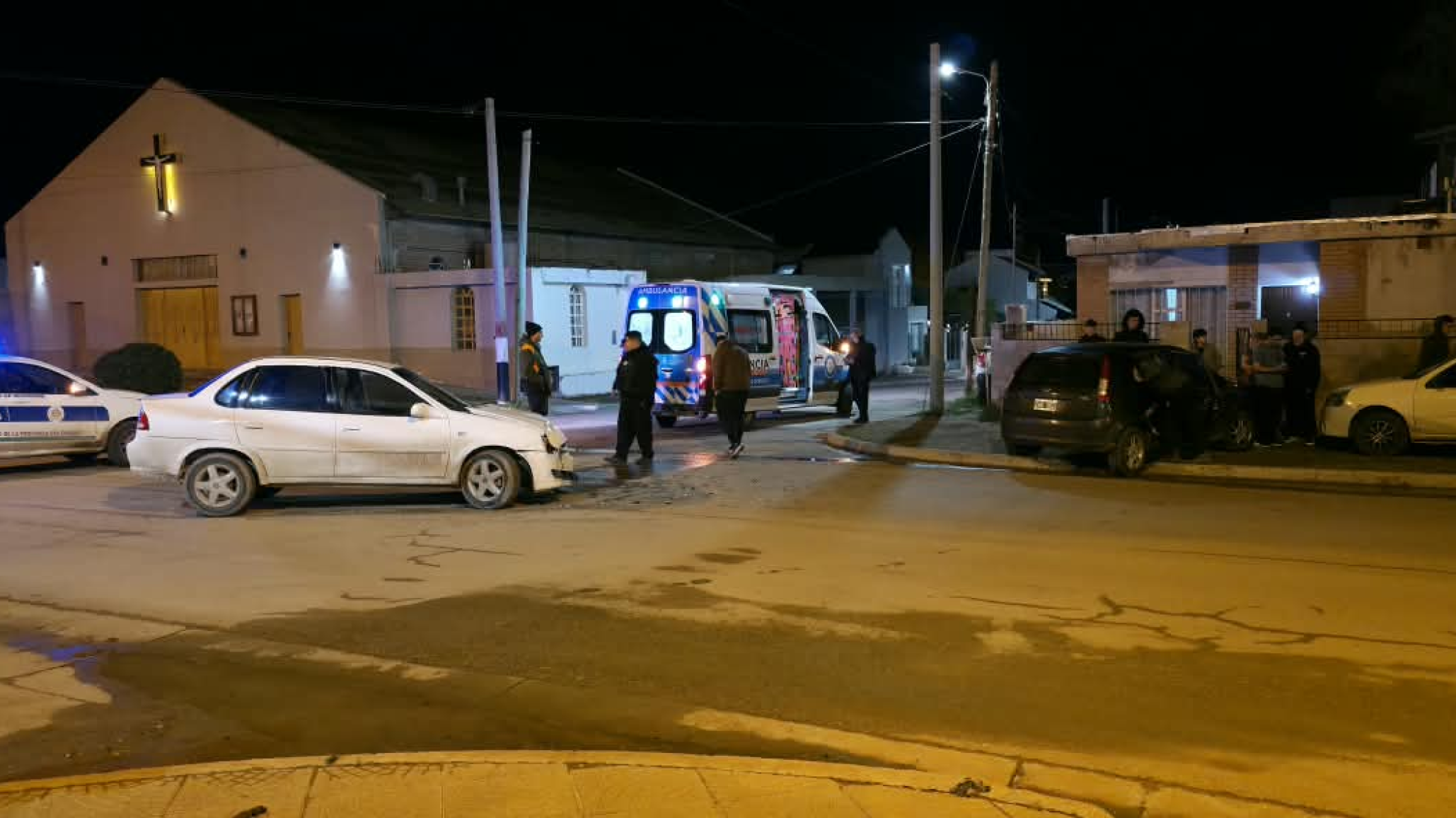 Chocaron dos autos, impactaron contra otro que estaba estacionado y un conductor dio alcoholemia positiva