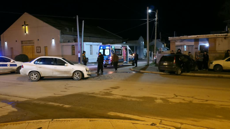 Chocaron dos autos, impactaron contra otro que estaba estacionado y un conductor dio alcoholemia positiva