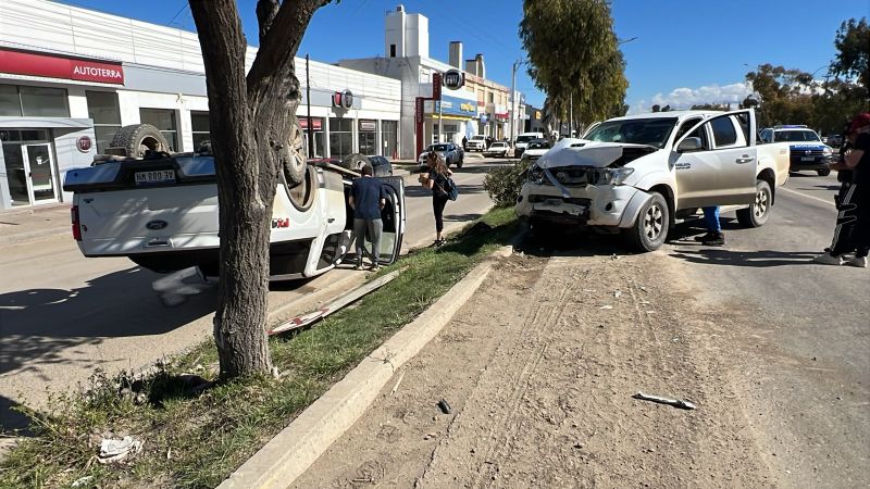 "'Es preocupante la cantidad de accidentes": Impresionante choque y vuelco en Av. EE.UU e Yrigoyen