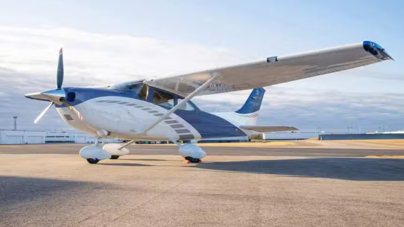 Avioneta con tres personas a bordo realizó un aterrizaje de emergencia cuando volaba hacia Trelew