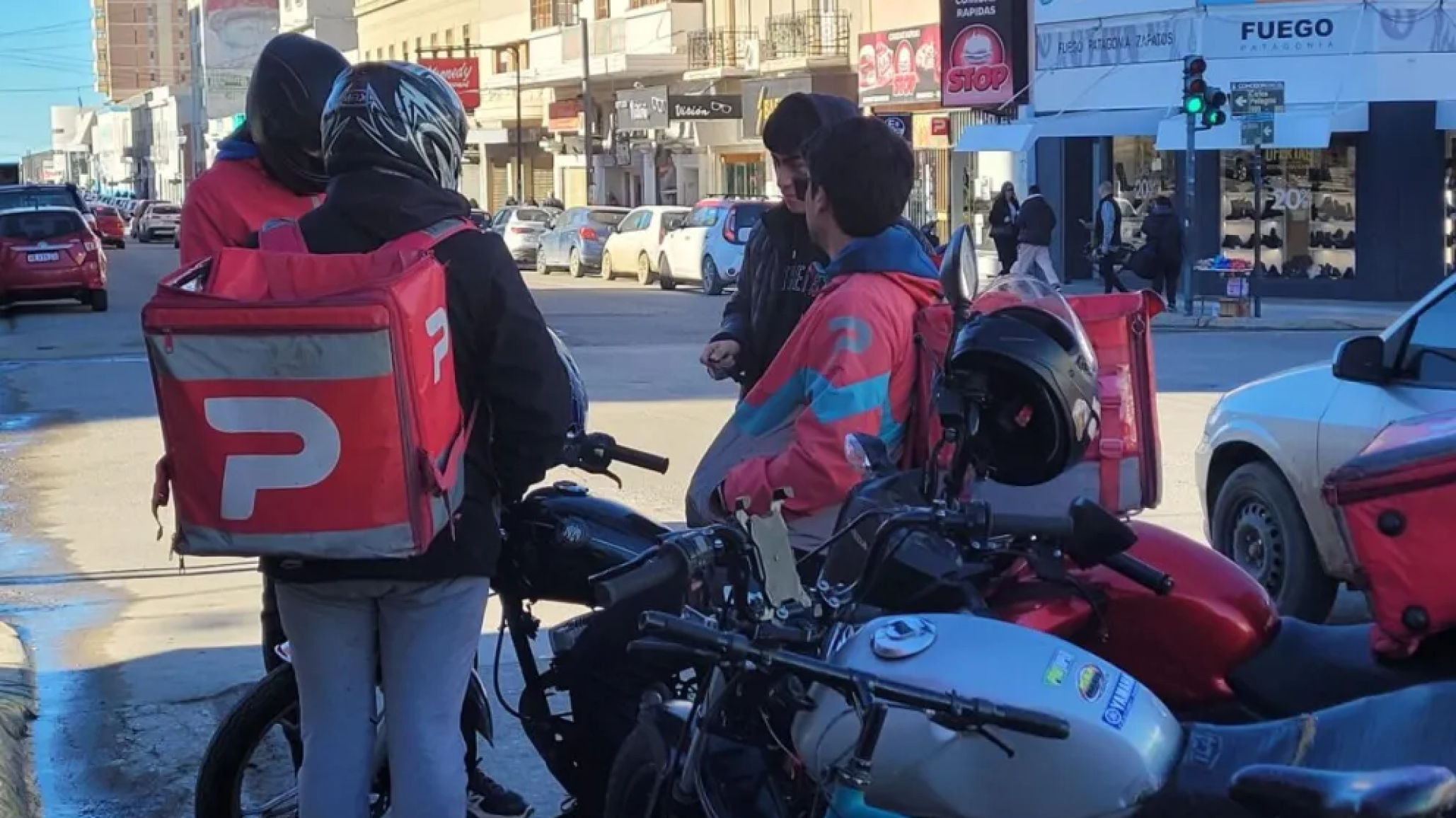 Moto deliverys de Comodoro advierten que deben trabajar al menos 12 horas para que la actividad sea rentable