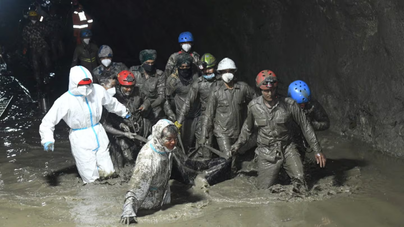 Nepal suspendió la búsqueda de más de 5.000 desaparecidos tras las inundaciones