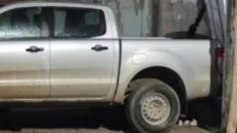 Discutió con su hija por un terreno y destrozó parte de una casa con su camioneta