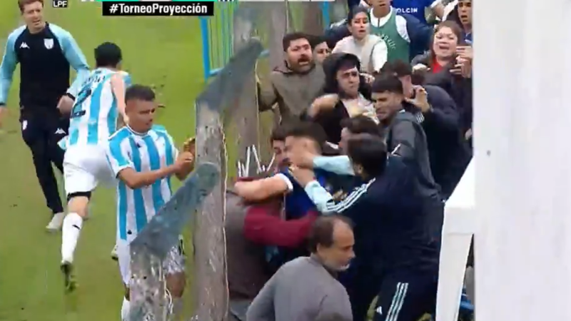 Batalla campal en la Reserva de Talleres: piñas, expulsiones y Lautaro Acosta involucrado