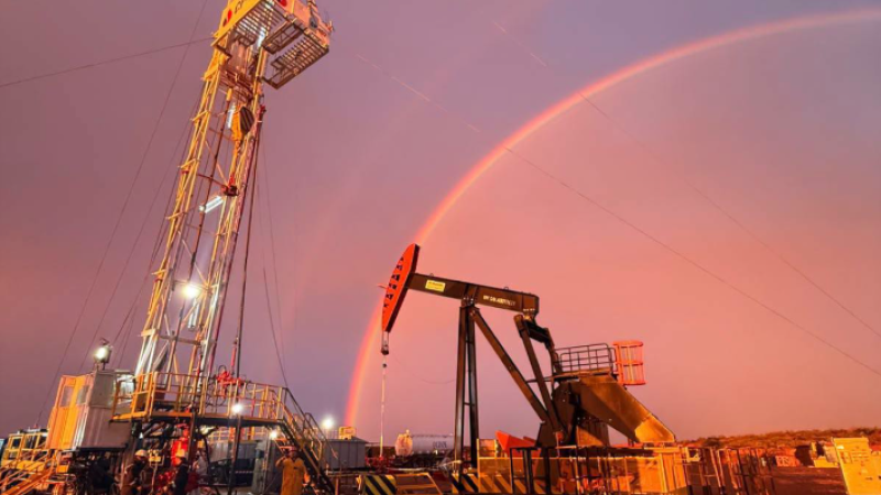 El petróleo se disparó por encima de los US$104 y anuncian inversiones millonarias: ¿vuelve el trabajo petrolero a Chubut?