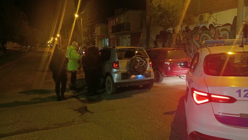 Casi atropella a peatones, rompió su auto y desafió a la Policía: "Me sobra plata para pagar"