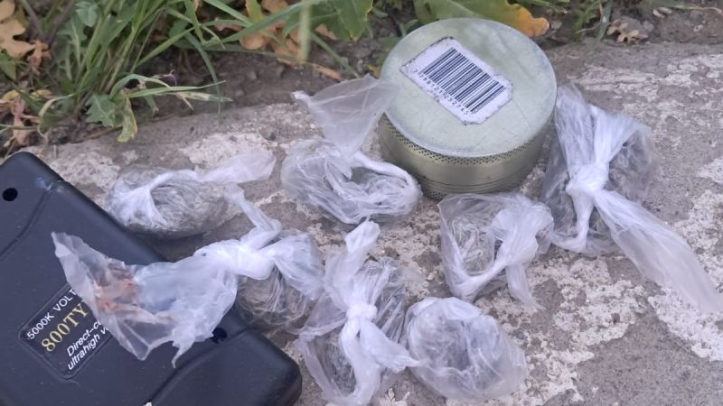 Un tropiezo, siete envoltorios sospechosos y un "no lo conozco": insólito episodio frente a una farmacia de Comodoro