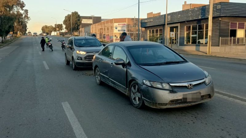 Choque entre dos vehículos sobre avenida Yrigoyen