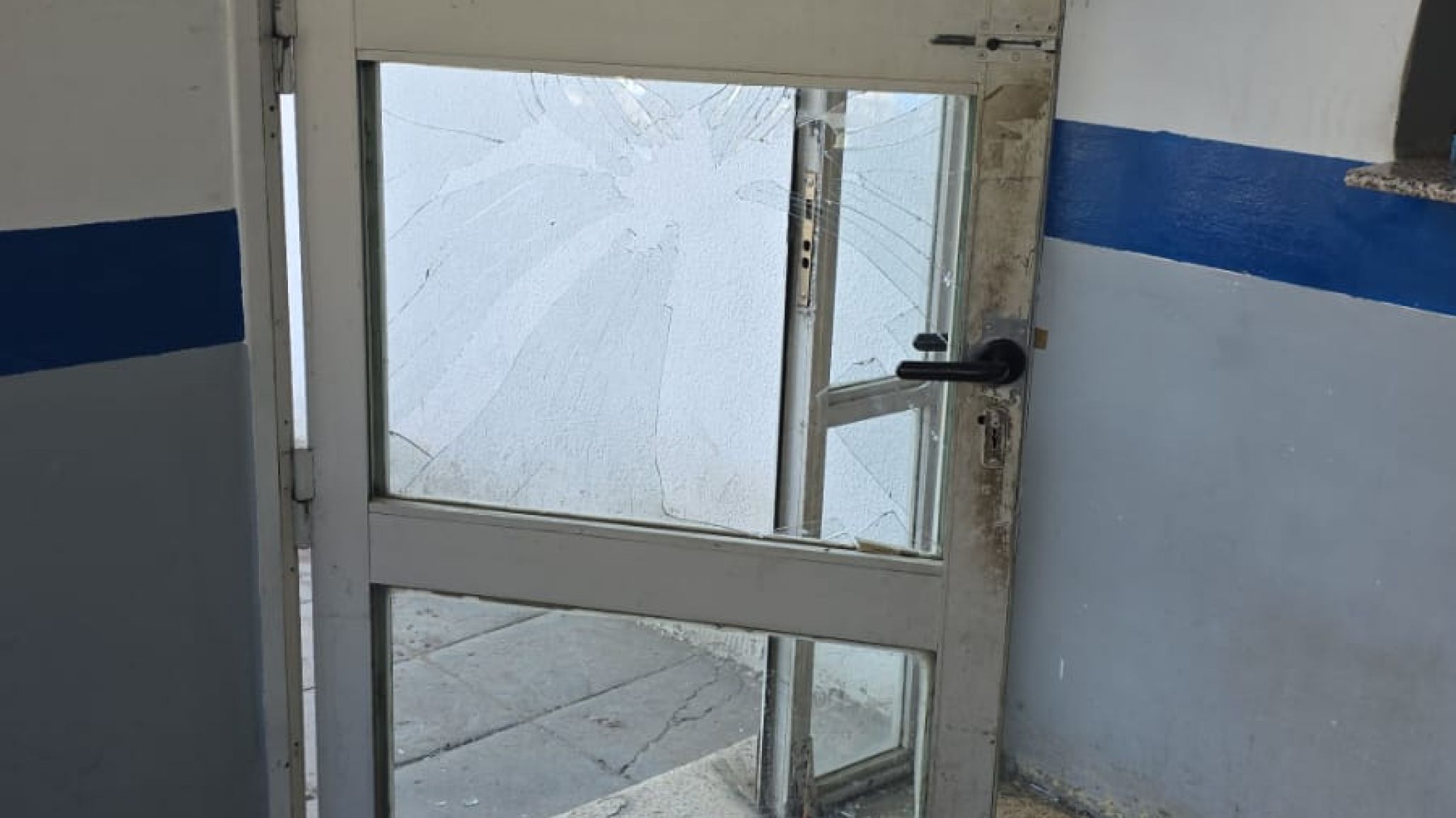 Fue a una comisaría, insultó a los policías y rompió una puerta de un golpe de puño
