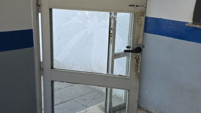 Fue a una comisaría, insultó a los policías y rompió una puerta de un golpe de puño
