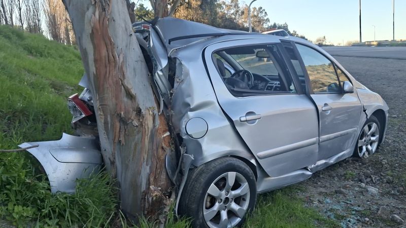 Lo chocó, escapó y terminó contra un árbol: dos heridos tras una persecución en la Curva del Papa