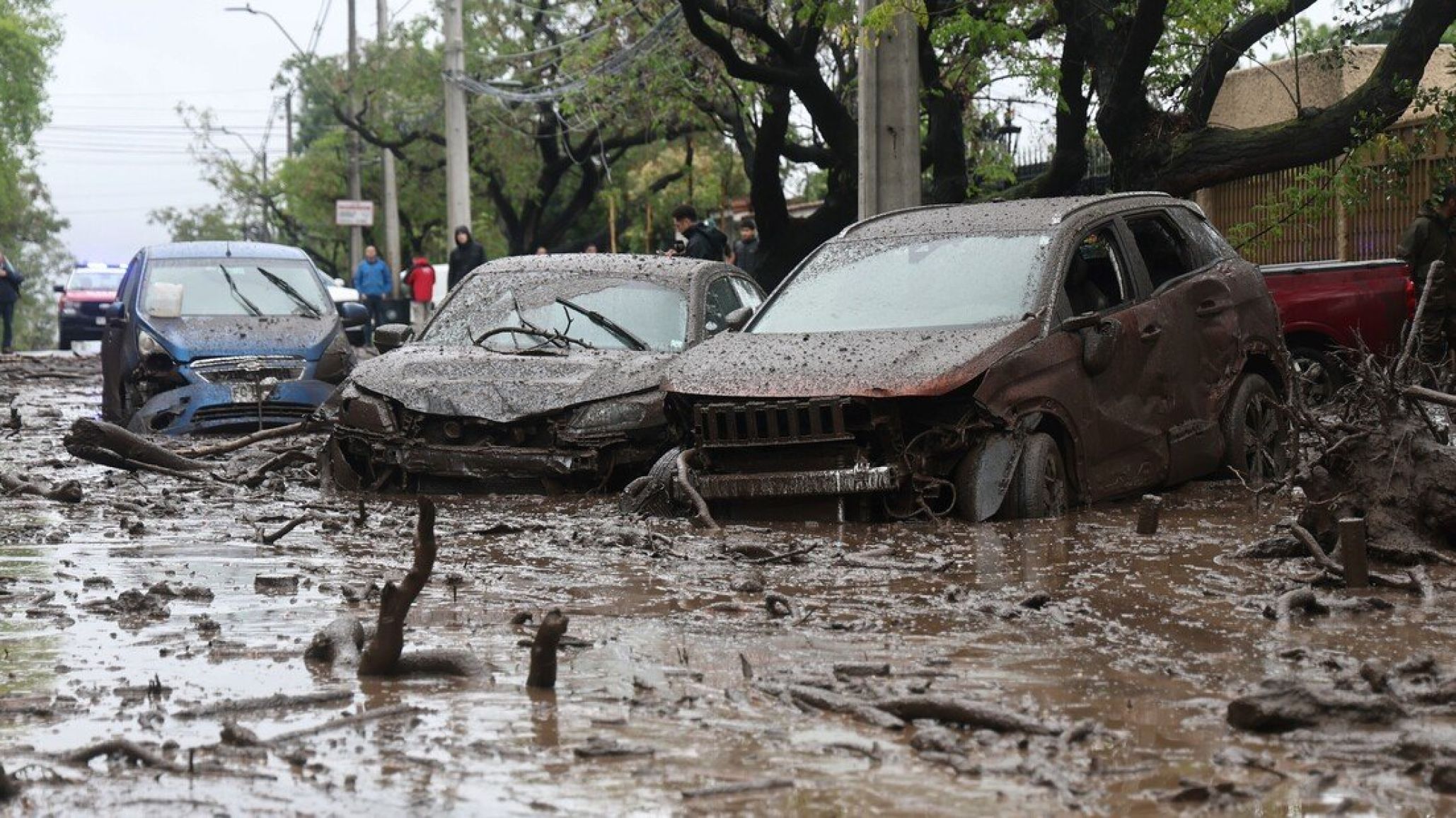 Un aluvión arrasó sectores residenciales de Santiago de Chile: hay seis heridos y cientos de hogares evacuados