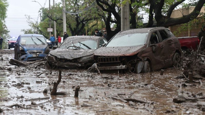 Un aluvión arrasó sectores residenciales de Santiago de Chile: hay seis heridos y cientos de hogares evacuados