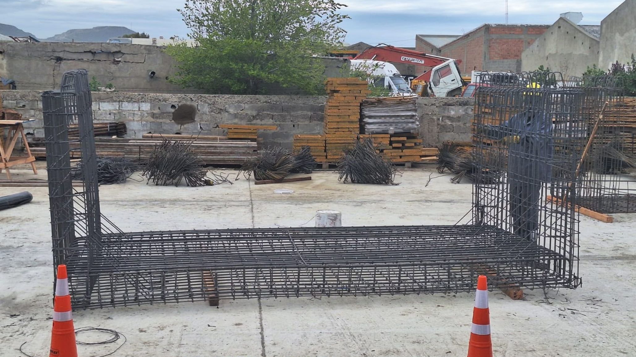 Avanza la fabricación de módulos premoldeados para agilizar la obra del conducto pluvial de descarga al mar en Comodoro