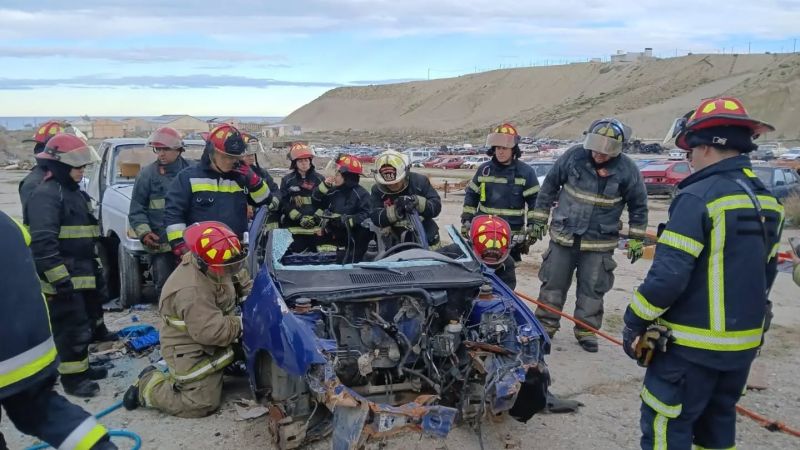 Entrenamiento intensivo en Comodoro: bomberos voluntarios realizaron una práctica clave de rescate vehicular