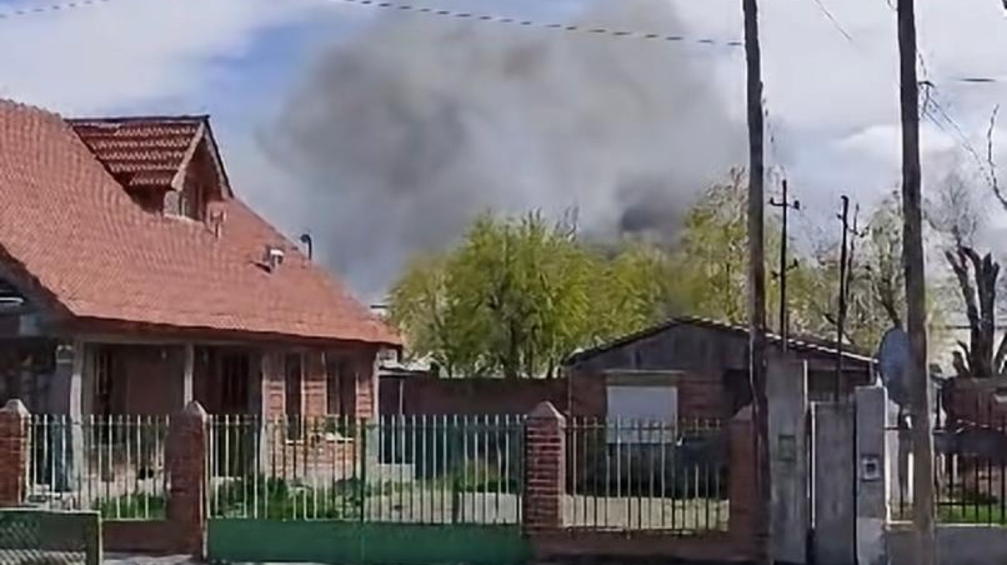 Una joven murió en el incendio de un departamento y hay un hombre demorado