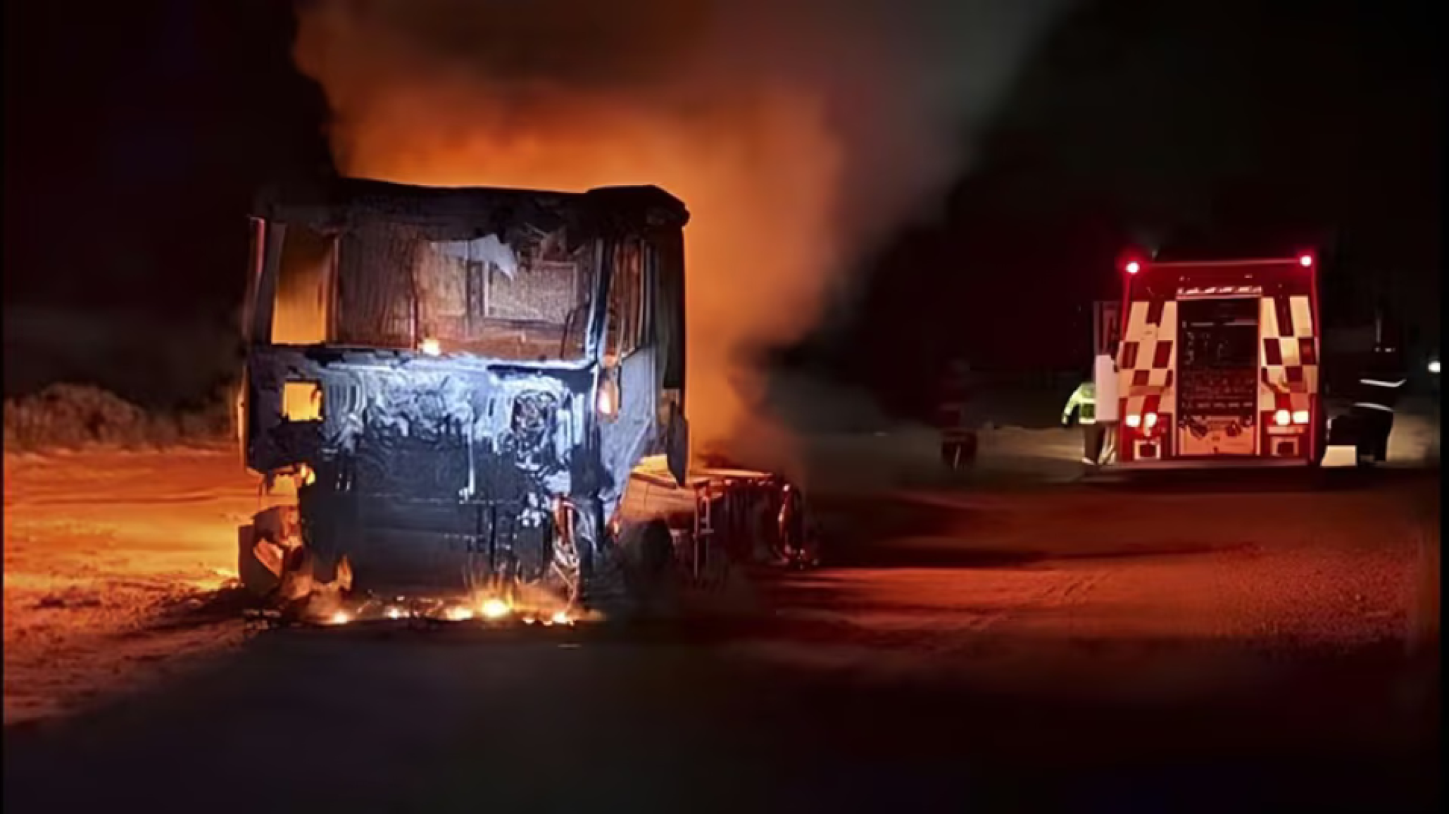 Un camión se prendió fuego en plena Ruta 22 y quedó totalmente destruido