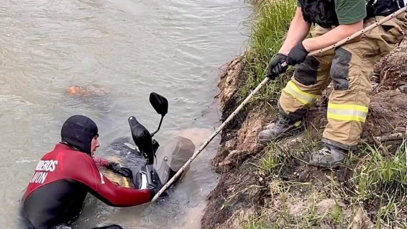 Un motociclista terminó dentro de un canal de riego en 28 de Julio: seis bomberos participaron del operativo