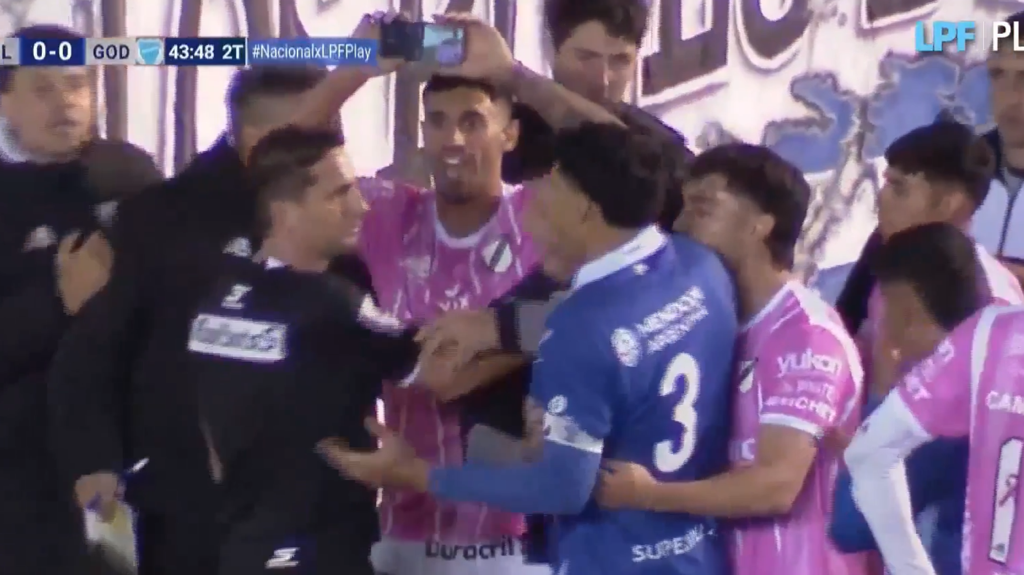 Insólito en el fútbol argentino: un jugador le mostró un celular al árbitro y logró que anulara un penal tras 26 minutos de tensión