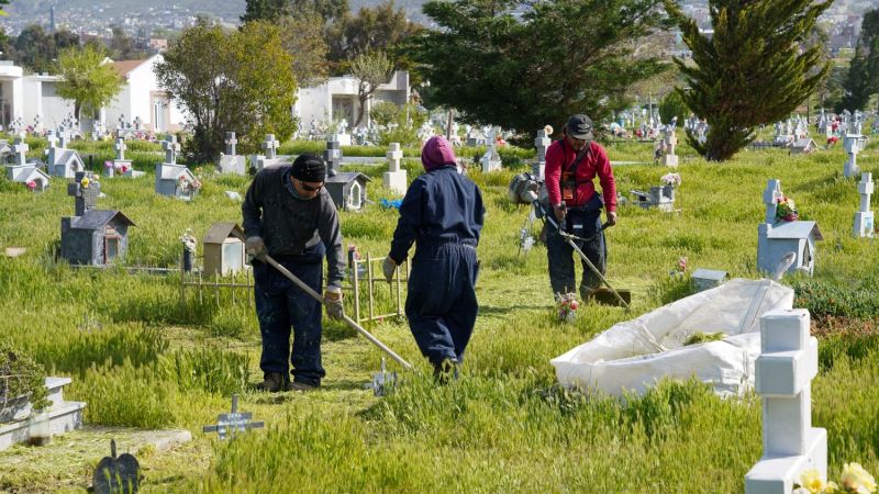 El Municipio realiza tareas de limpieza y mantenimiento en los cementerios de Comodoro