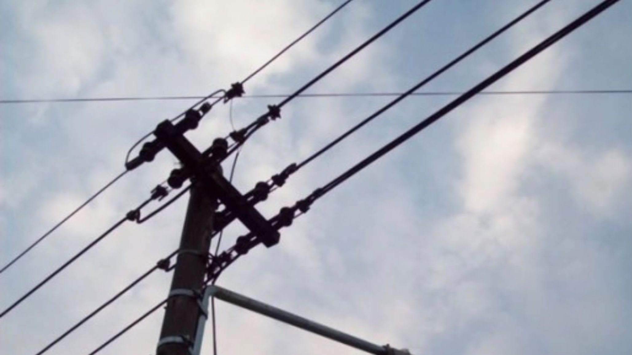 Robaron 100 metros de cable de cobre y dejaron sin luz durante casi cinco horas a barrios de Comodoro y Rada Tilly