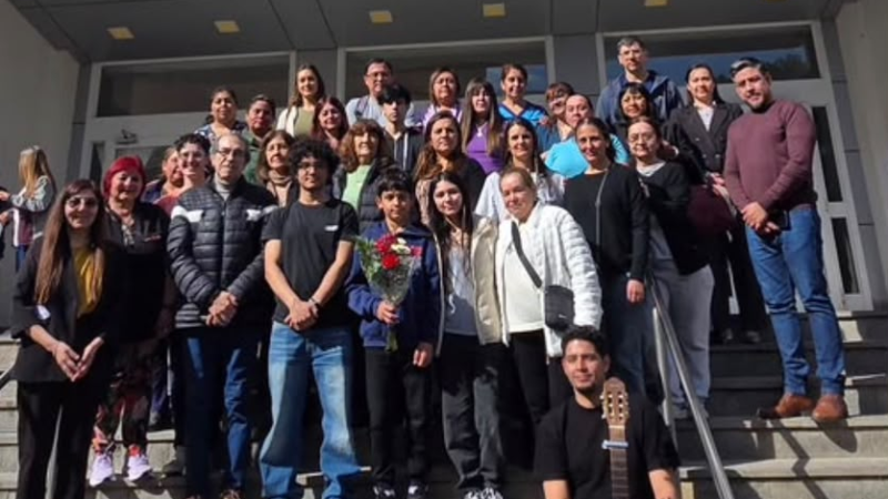 Emotivo homenaje en Comodoro: descubrieron una placa en memoria del doctor Pablo Ríos a un año de su fallecimiento