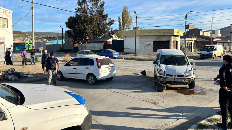 Choque en una esquina de Comodoro: un Ford Fiesta y una Kangoo terminaron involucrados en un accidente