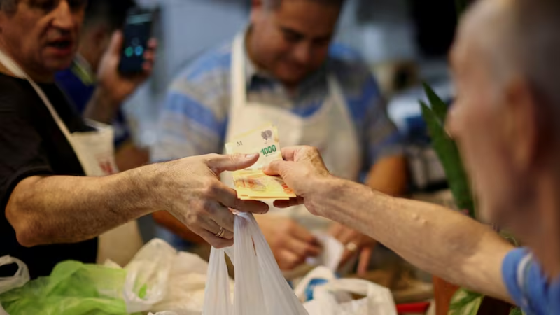 Volvió a subir la inflación: fue del 1,9% y quedó lejos del "cero" que pronosticaba el Gobierno