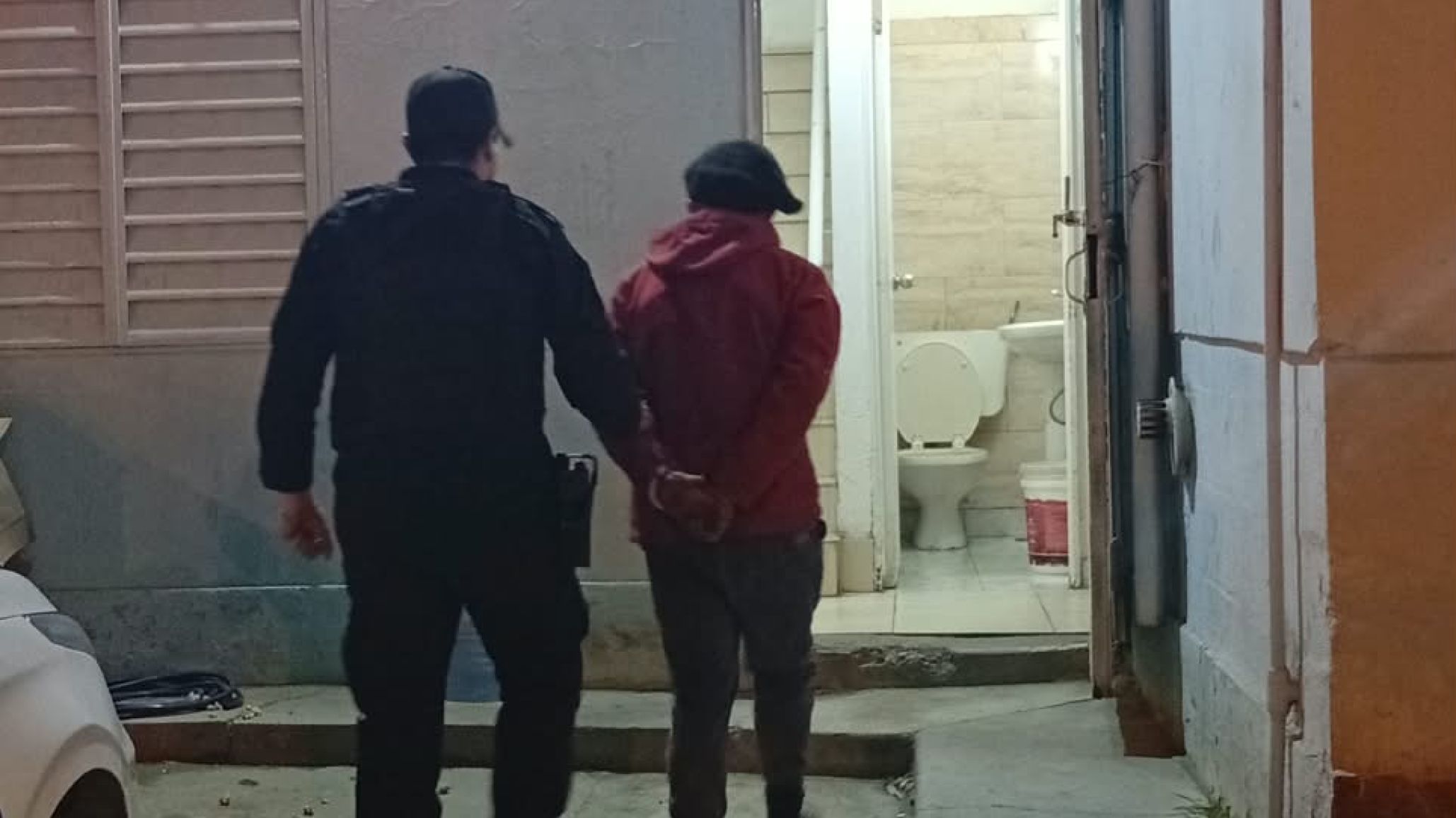 Lo vieron entrar a una casa de madrugada, llamaron a la Policía y terminó detenido