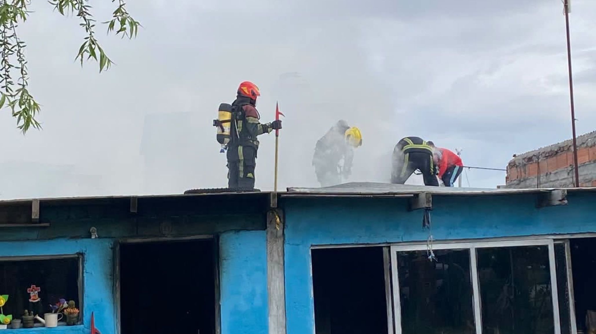 Incendio en Rawson: una vivienda quedó con riesgo de derrumbe y un perro murió atrapado entre las llamas