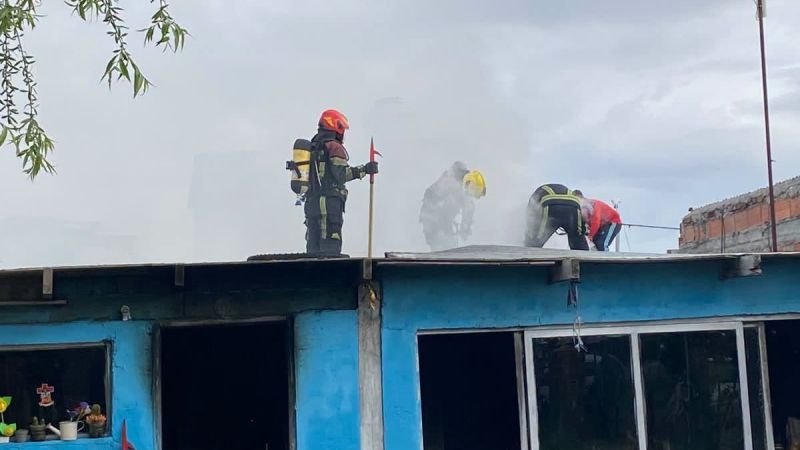 Incendio en Rawson: una vivienda quedó con riesgo de derrumbe y un perro murió atrapado entre las llamas
