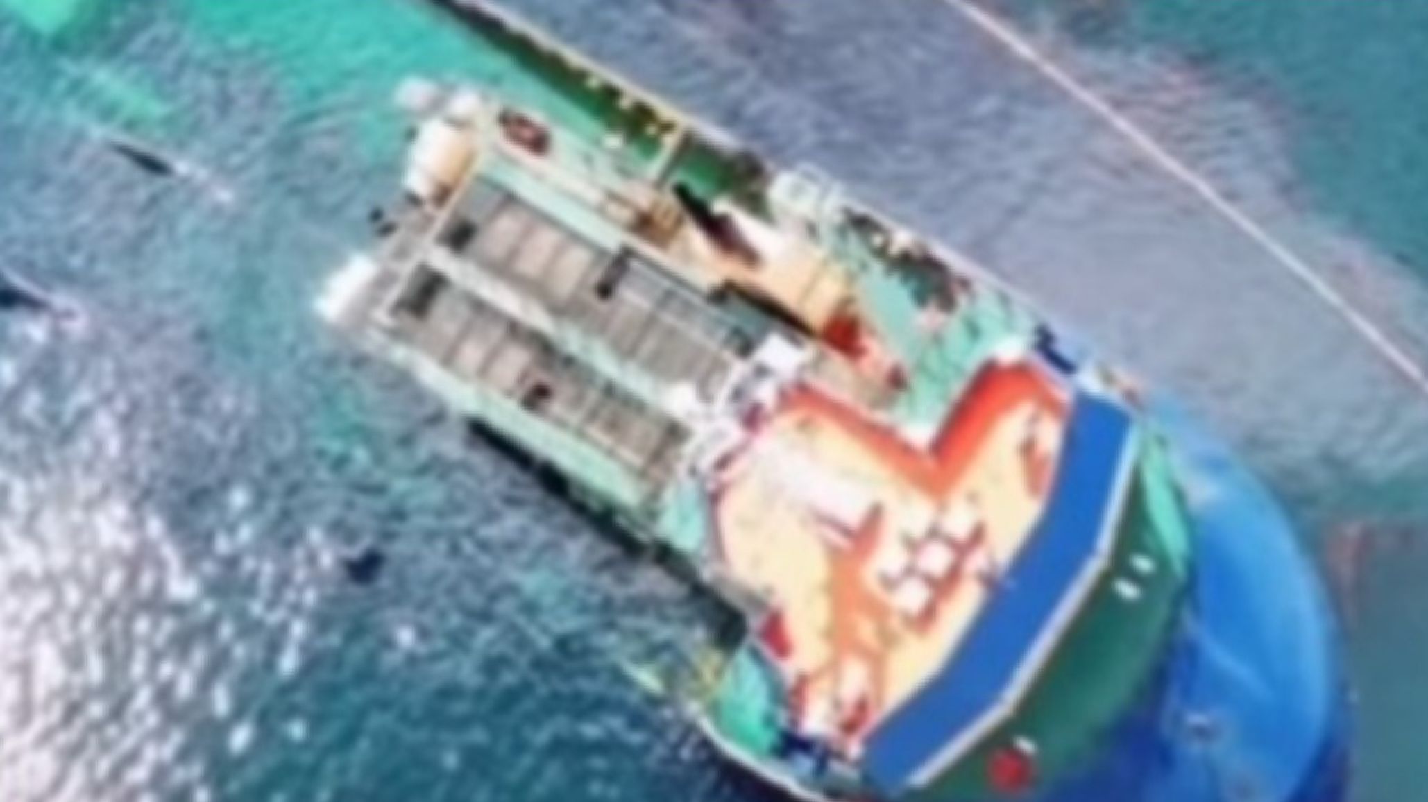 Alerta ambiental en la Patagonia: un barco salmonero chocó contra las rocas y quedó semihundido con combustible a bordo