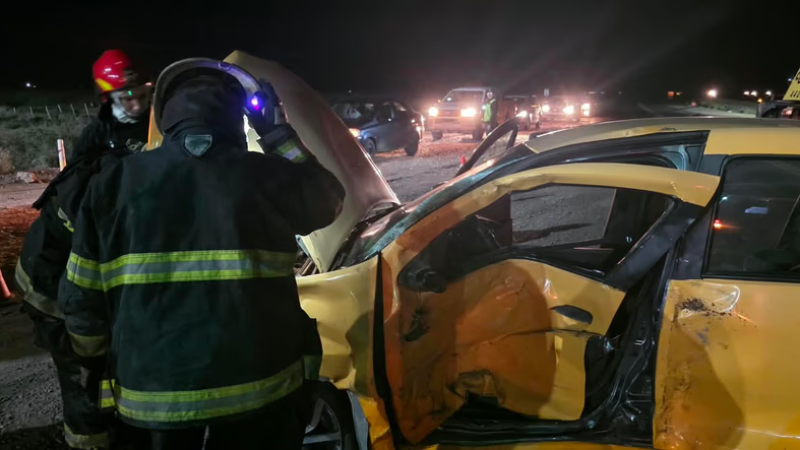 Violento choque en la Ruta del Petróleo: una taxista quedó atrapada y tuvo que ser rescatada